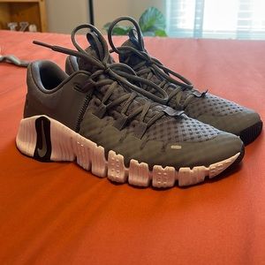 Grey Nike Metcon 4